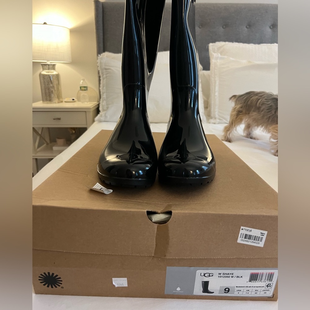 Ugg Shaye Rain boots. Size 9 - never worn